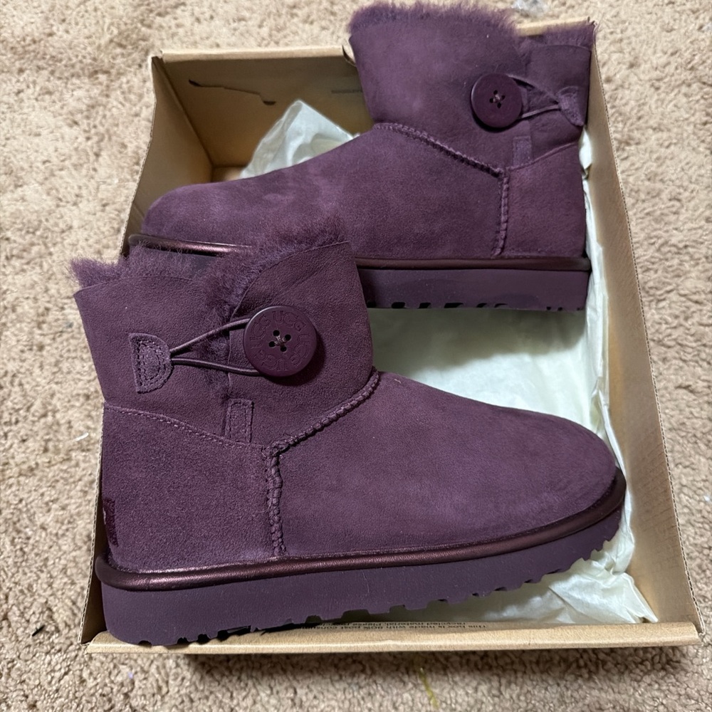 Ugg mini Bailey button ll NWT - image 1